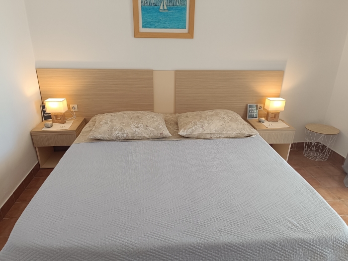 Apartment Paula at 1st floor for 2 + 2 people Island Murter, JEZERA: