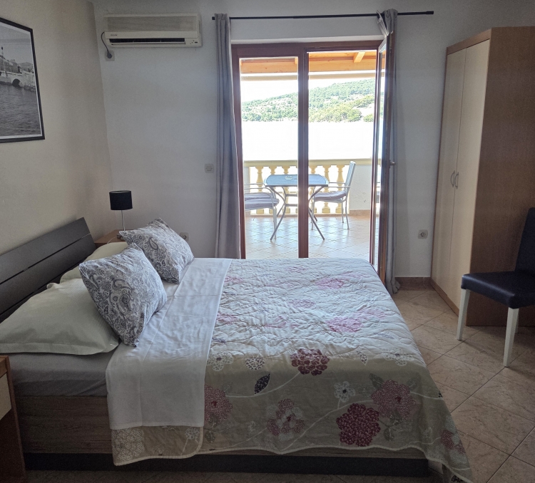 Apartment nr.4 by the sea for two person in Tisno: