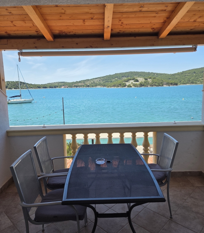 Apartment nr.4 by the sea for two person in Tisno: