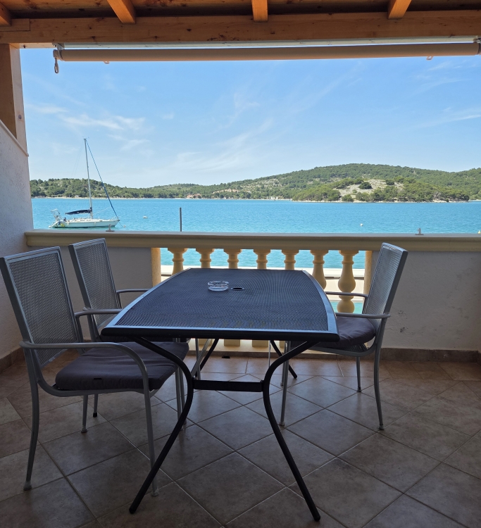 Apartment nr.4 by the sea for two person in Tisno: