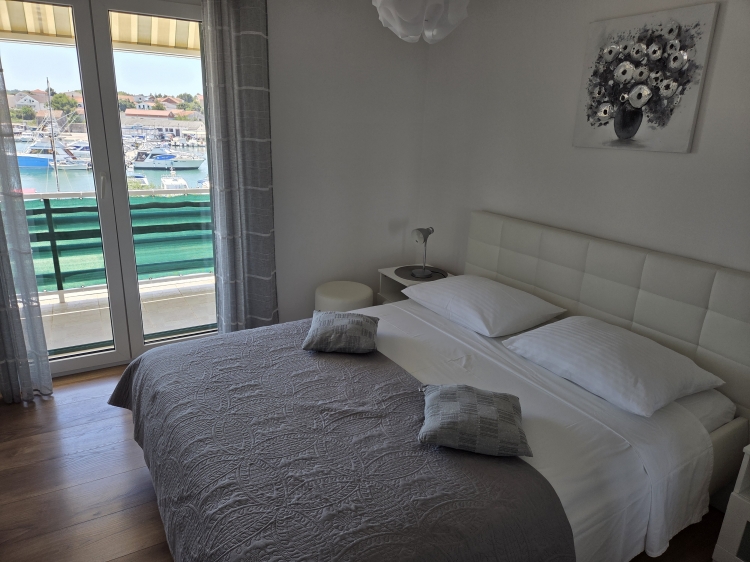 Apartment Nr.4 by the sea in Jezera, Island Murter: