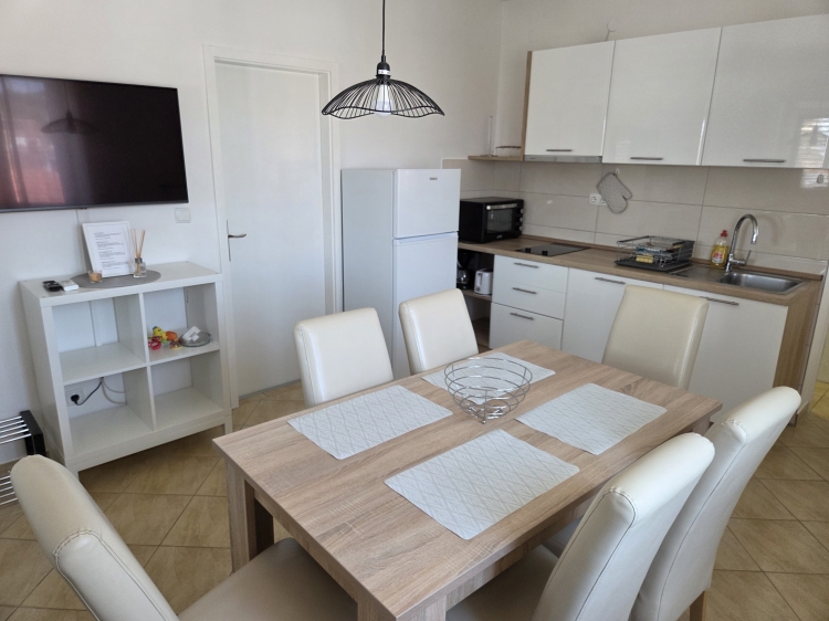Apartment Nr.4 by the sea in Jezera, Island Murter: