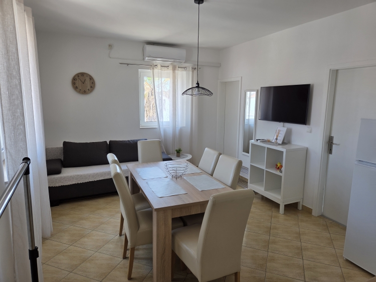 Apartment Nr.4 by the sea in Jezera, Island Murter: